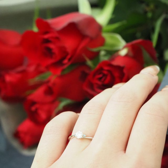 【JKPLANET(JKプラネット)の口コミ】 大きいダイヤの横に小さなダイヤが並んで付いていて、動くたびキラキラ煌…