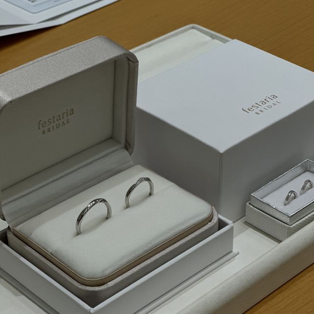 【festaria bijou SOPHIA(フェスタリア ビジュソフィア)の口コミ】 シルバー950のゆびわにしました。
シンプルだけど、ウェーブ状にダイヤが…