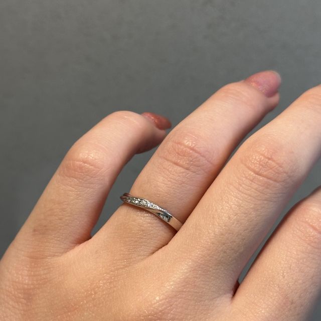 【festaria bijou SOPHIA(フェスタリア ビジュソフィア)の口コミ】 シルバー950のゆびわにしました。
シンプルだけど、ウェーブ状にダイヤが…