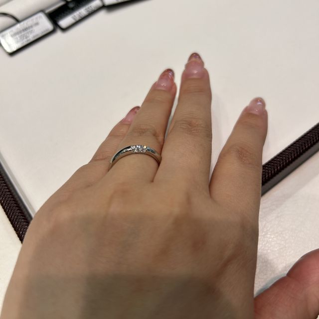 【ラザール ダイヤモンド【取扱店販売】の口コミ】 ３石のシンプルな指輪に見えるが、サイドにも3石づつついていて、実は9石…