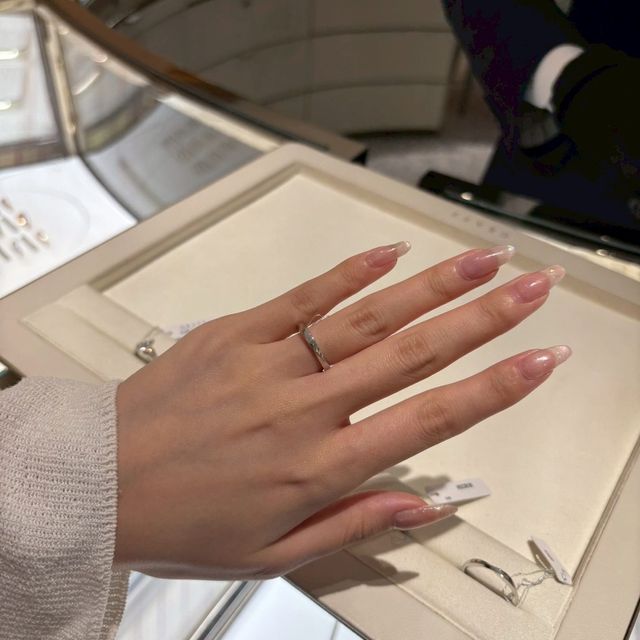 【グラフ(GRAFF)の口コミ】 螺旋状に巻かれたデザインがとても素敵で、指先がすっきりと綺麗に見えま…