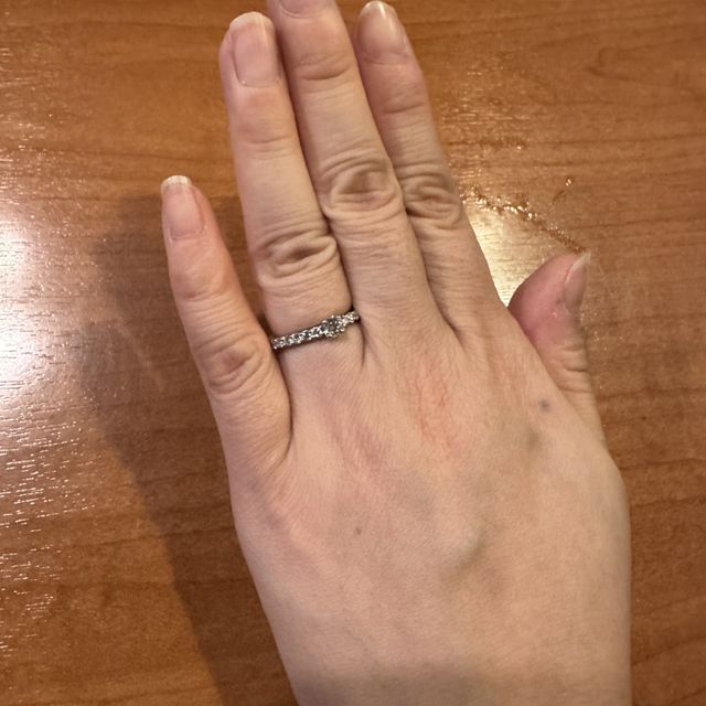 【ラザール ダイヤモンド(LAZARE DIAMOND)の口コミ】 リングはストレートのタイプで、センターのダイヤモンド中心に左右にメレ…