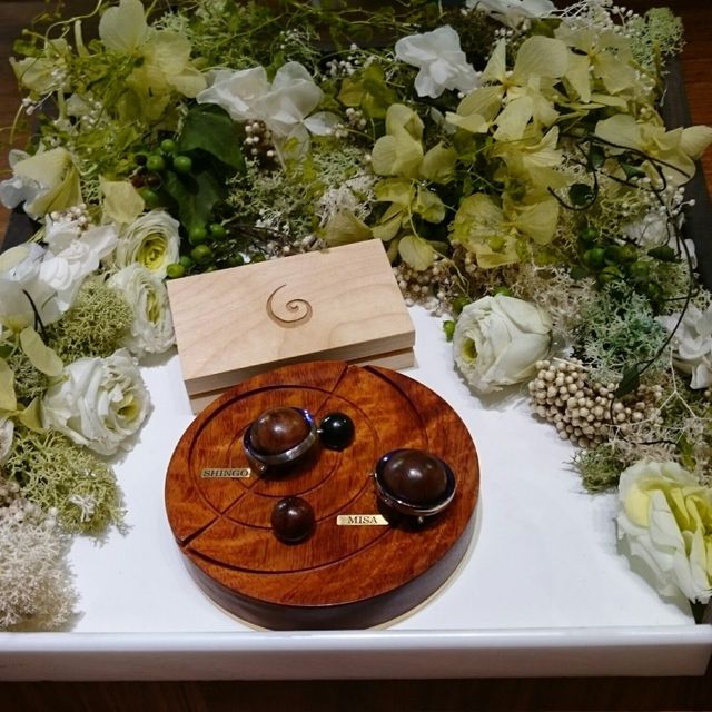 【SORA(ソラ)の口コミ】 ネットでたまたまみたこちらの指輪に一目惚れ。カラー発色できる結婚指輪…