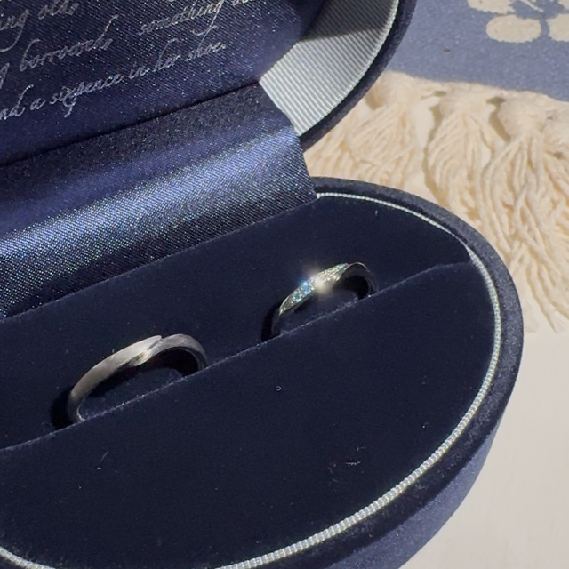 【Something Blue(サムシングブルー)の口コミ】 カーブラインが入っていて、ダイヤモンドをブルーダイヤモンドに変更する…