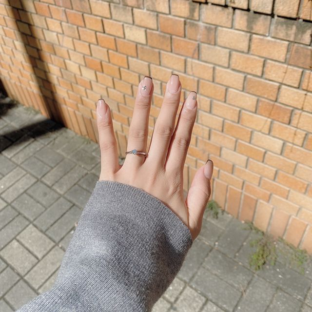 【銀座ダイヤモンドシライシの口コミ】 横から見た時のデザインが可愛らしくて試着を決めました。指にフィットす…