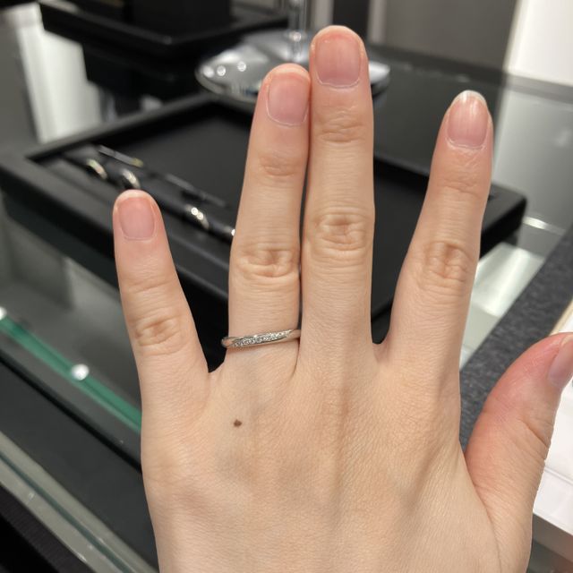 【ラザール ダイヤモンド(LAZARE DIAMOND)の口コミ】 結婚指輪として職場でつけていても、目立ちすぎず、ダイヤが入っていない…