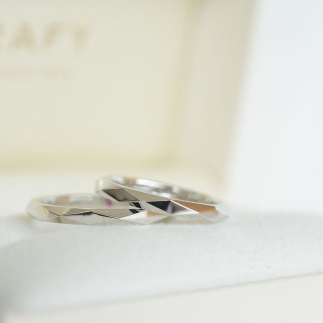 【CRAFY(クラフィ)の口コミ】 長く着けられるとの事で素材はプラチナに。
デザインは他と被らないデザイ…