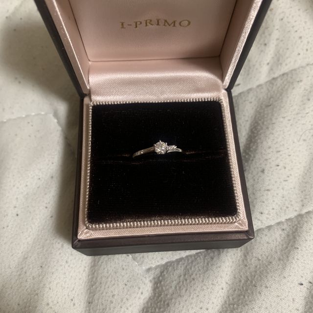 【アイプリモ(I-PRIMO)の口コミ】 予算の関係上、ダイヤモンドは小さめにしました。そのかわり、リングのデ…