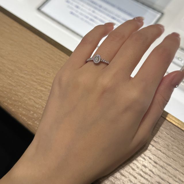 【ティファニー(Tiffany & Co.)の口コミ】 繊細なメレダイヤに囲まれたオーバルカットの輝きが、上品かつ華やかで心…