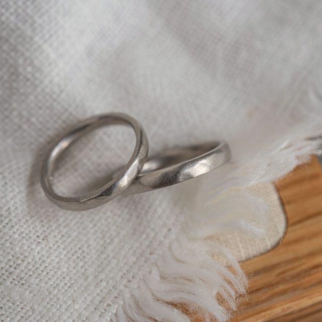 【Cayof(カヨフ)の口コミ】 緩やかな槌目が施された「ロータス」に、テクスチャーは柔らかい印象をも…