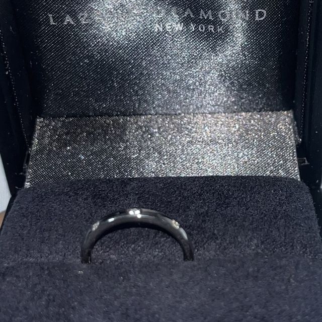 【ラザール ダイヤモンド(LAZARE DIAMOND)の口コミ】 シンプルながらも上品なデザインで、手元を美しく見せてくれます。普段使…