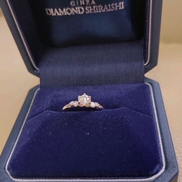 【銀座ダイヤモンドシライシの口コミ】 真ん中に大きめのダイヤ、左右に小ぶりのダイヤがありシンプル目だけど華…