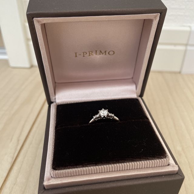 【アイプリモ(I-PRIMO)の口コミ】 オリオンというデザインの婚約指輪です。
ダイヤモンドがオリオン座の形に…