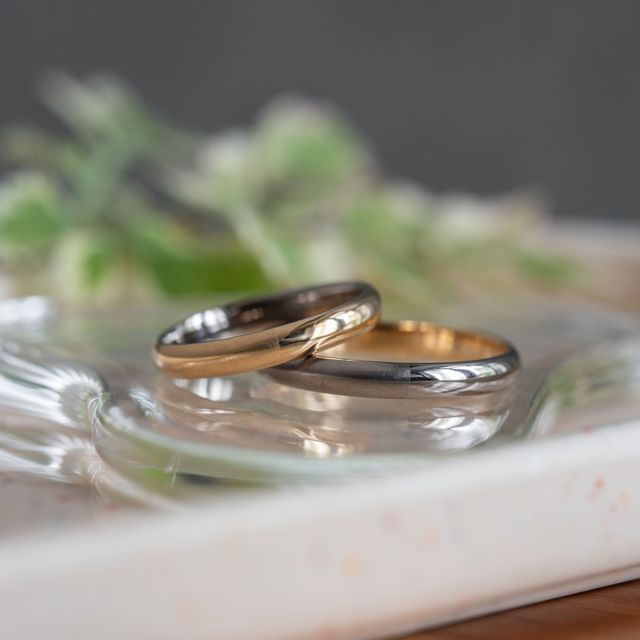 【Cayof(カヨフ)の口コミ】 夫婦でそれぞれカラーにこだわりがありましたが、指輪の表側は自分のカラ…