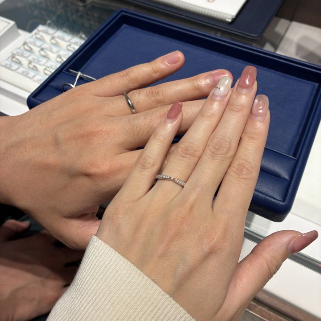 【銀座ダイヤモンドシライシの口コミ】 婚約指輪と重ね付けするのに違和感がないシンプルなデザインで探していま…