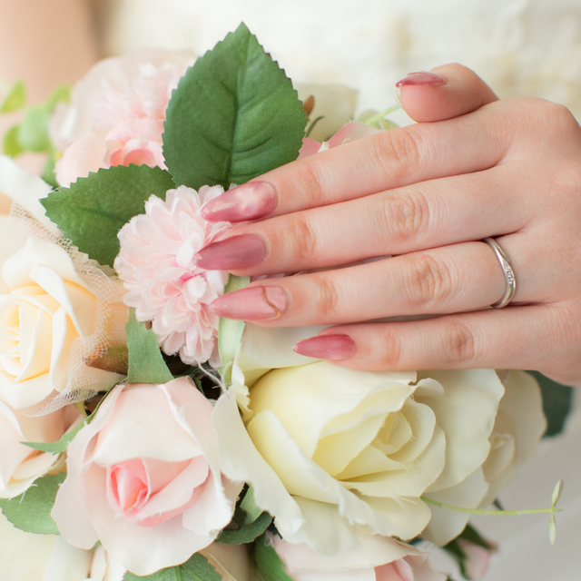 【銀座ダイヤモンドシライシの口コミ】 まず、もともと知っているお店の中から選びました。
また、ゼクシィの紹介…