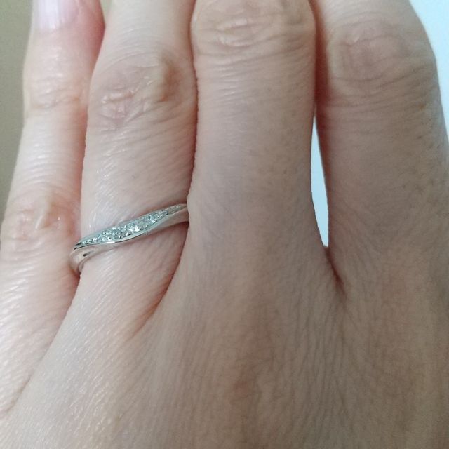 【ラザール ダイヤモンド(LAZARE DIAMOND)の口コミ】 V字ラインでゆびがきれいに見えるそうです。  耀きがとてもまばゆくて照明…