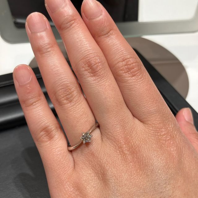 【ラザール ダイヤモンド(LAZARE DIAMOND)の口コミ】 ダイヤモンドが際立つ一石の、ウェーブデザインを探していたため試着しま…