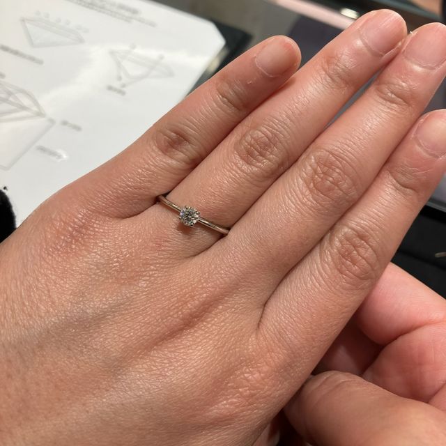 【ティファニー(Tiffany & Co.)の口コミ】 王道のストレート、ダイヤモンド一石が際立つデザインです。ブランドとし…