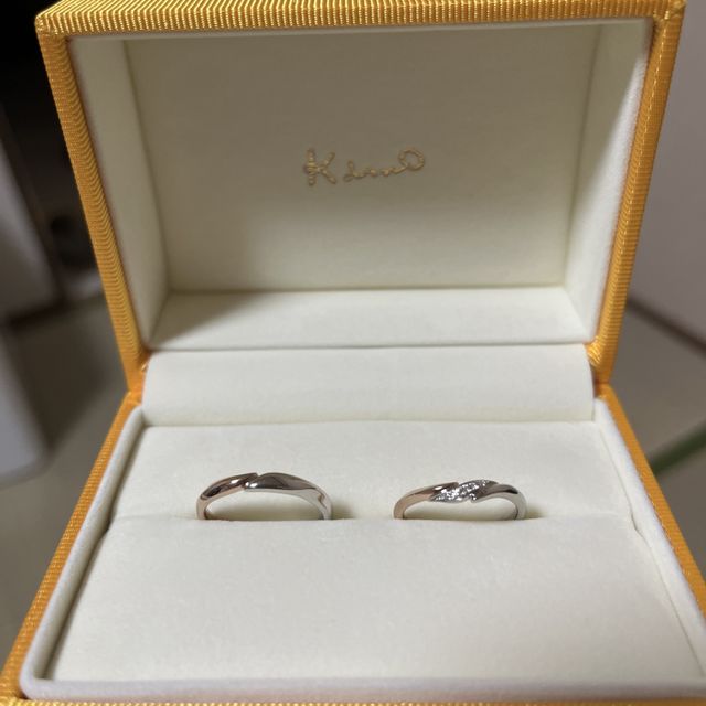 【ケイウノ ブライダル(K.UNO BRIDAL)の口コミ】 ピンクゴールドとプラチナの2色タイプの指輪です。ピンクゴールドの控えめ…