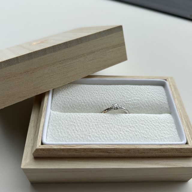 【AMATSU(アマツ)の口コミ】 シンプルだけど華やかさがあり、繊細なデザインがとてもお気に入りです。
…