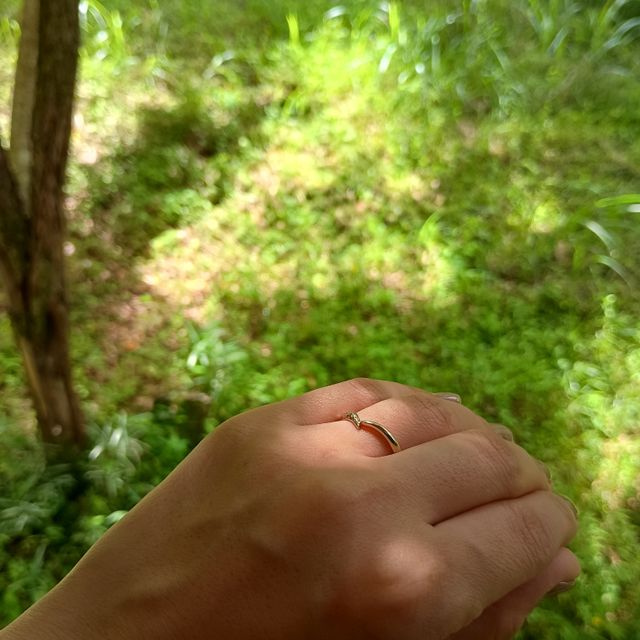 【Cayof(カヨフ)の口コミ】 槌目とシンプルな面を半々に組み合わせ、葉が重なるようなV字ラインのデザ…