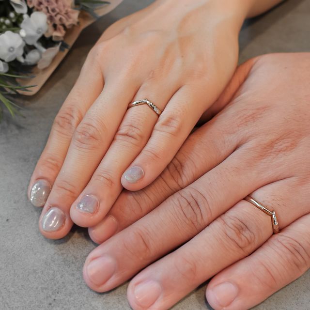 【Cayof(カヨフ)の口コミ】 槌目とシンプルな面を半々に組み合わせ、葉が重なるようなV字ラインのデザ…