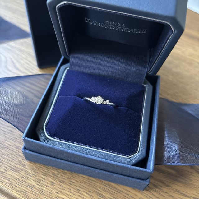 【銀座ダイヤモンドシライシの口コミ】 V字のラインで指が綺麗に見えるデザインです。
センター、メレのダイヤモ…