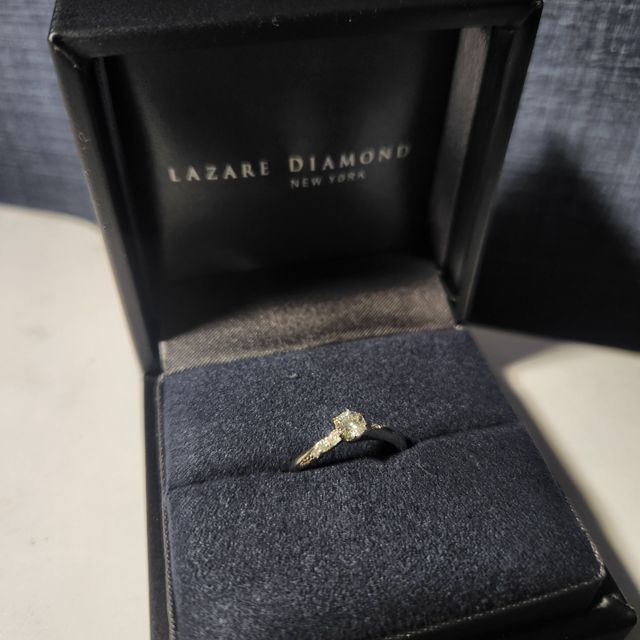 【ラザール ダイヤモンド(LAZARE DIAMOND)の口コミ】 他社の婚約指輪もいくつか見ていましたが、ダイヤモンドの輝きが頭一つ抜…