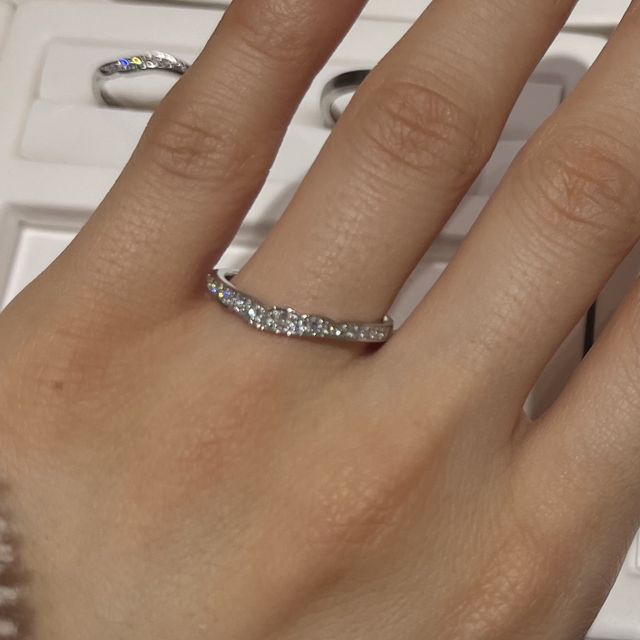 【俄(にわか)の口コミ】 ハーフエタニティでデザイン性のある指輪を探していた中で、花麗は一目見…