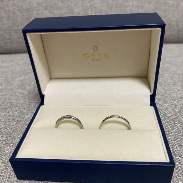 【GALA JEWELRY(ガラジュエリー)の口コミ】 シンプルなデザインで人を選びません。
お値段も１本60000-80000と安価で…