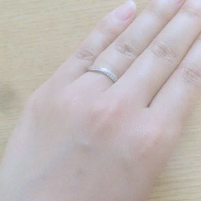 【俄(にわか)の口コミ】 リングで捻りが入っているデザインのものを探していました。このリングは…