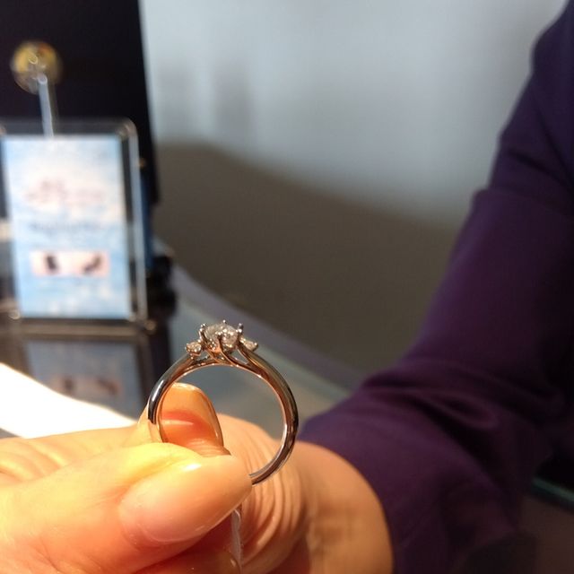 【銀座ダイヤモンドシライシの口コミ】 リングはプラチナのウェーブタイプです。婚約指輪はメインのダイヤは0.247…