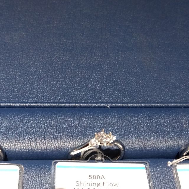 【銀座ダイヤモンドシライシの口コミ】 リングはプラチナのウェーブタイプです。婚約指輪はメインのダイヤは0.247…