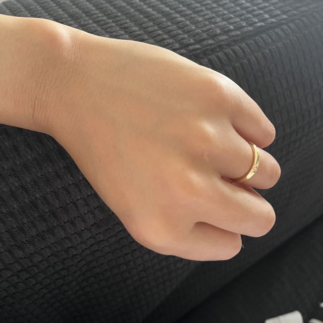 【アイプリモ(I-PRIMO)の口コミ】 ダイヤを目立たせる為の埋込み枠、他のアクセサリーを邪魔しないがしっか…