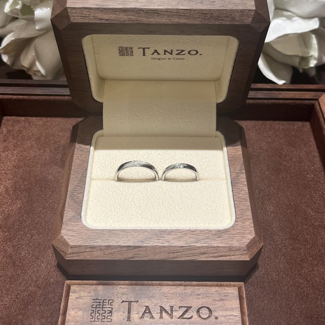 【TANZO.(鍛造指輪)の口コミ】 ダイヤのサイズ感や留め方、加工を入れる範囲まで細かく指定できるため、…