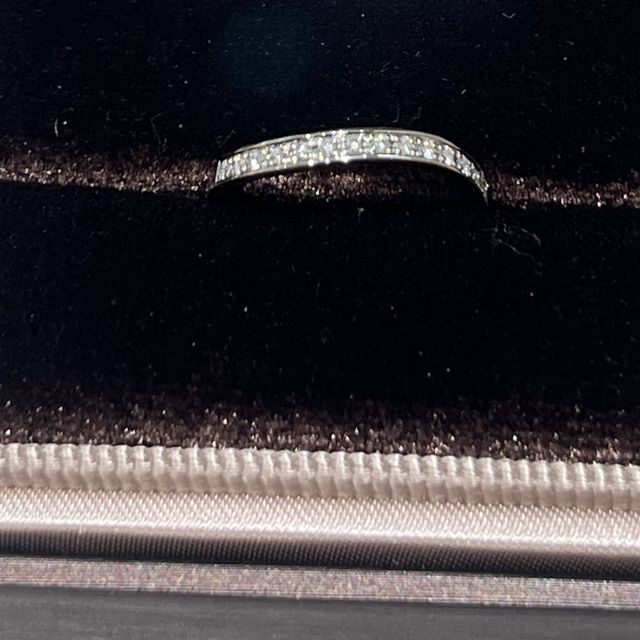 【アイプリモ(I-PRIMO)の口コミ】 細身の指輪で、ウェーブの形が指をとても綺麗に見せてくれるところが素敵…