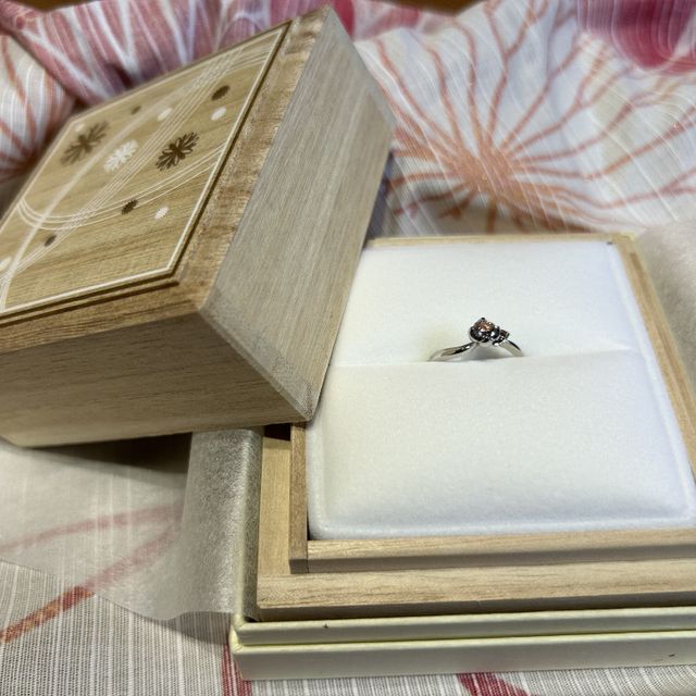 【萬時(Manji)の口コミ】 婚約指輪と結婚指輪の重ね付けがおすすめです。
2種類の指輪が綺麗に合う…