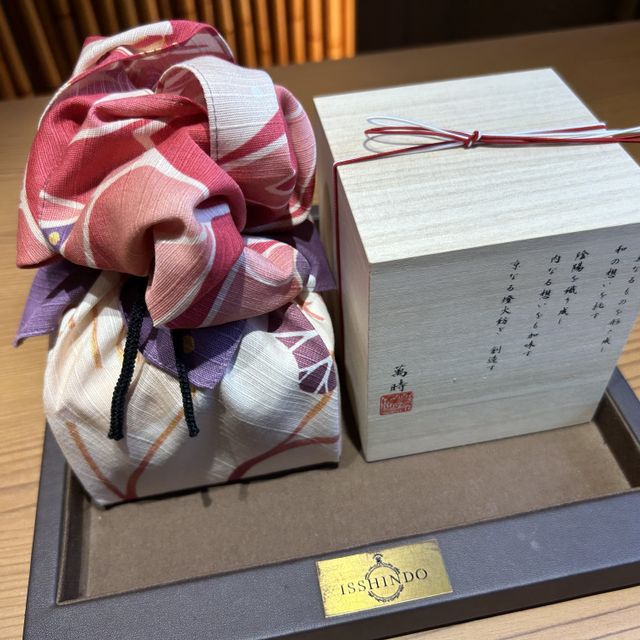 【萬時(Manji)の口コミ】 婚約指輪と結婚指輪の重ね付けがおすすめです。
2種類の指輪が綺麗に合う…