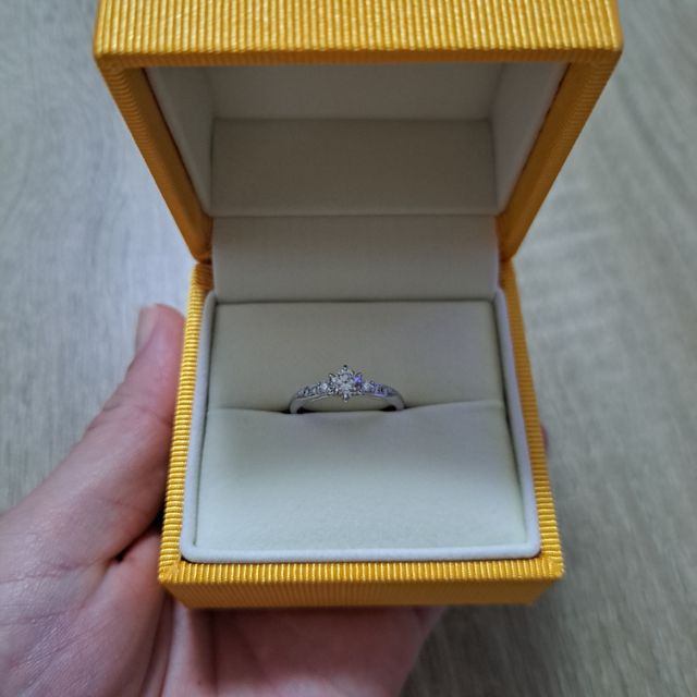 【ケイウノ ブライダル(K.UNO BRIDAL)の口コミ】 どんな結婚指輪にしても重ね付けしやすいよう、ストレートタイプに決めま…