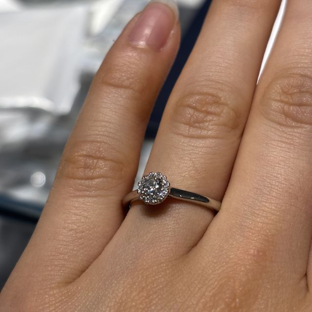 【銀座ダイヤモンドシライシの口コミ】 指輪のフレーム部分がキラキラと輝いていて、ゴージャスでこれに決めまし…