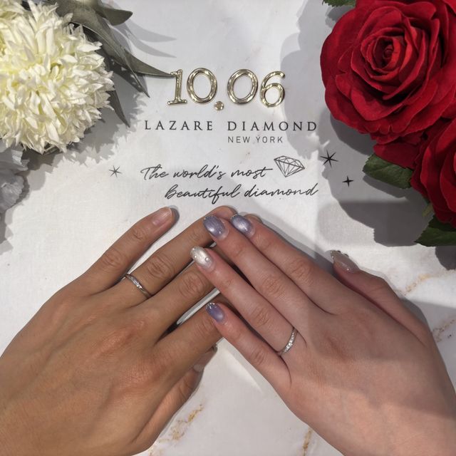 【ラザール ダイヤモンド(LAZARE DIAMOND)の口コミ】 片面にだけ小さめのダイヤを敷き詰められているデザインです。端まで丁寧…