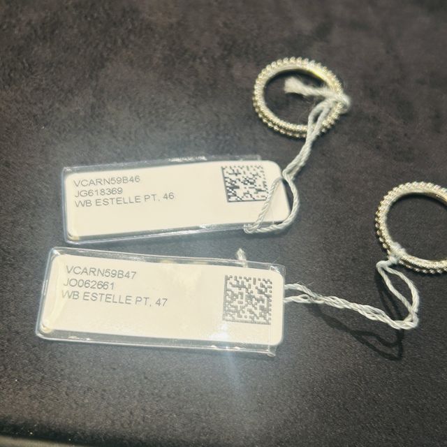 【ヴァン クリーフ＆アーペル(Van Cleef & Arpels)の口コミ】 デザインに惚れ込み、試着しました。シルバーで、均一に小さなボールが指…