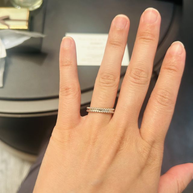 【ヴァン クリーフ＆アーペル(Van Cleef & Arpels)の口コミ】 デザインに惚れ込み、試着しました。シルバーで、均一に小さなボールが指…