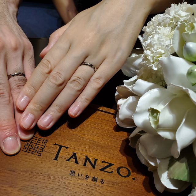 【TANZO.(鍛造指輪)の口コミ】 【素材】
プラチナでかつ傷がつきにくい鍛造製法で選びました。ただ着用1…
