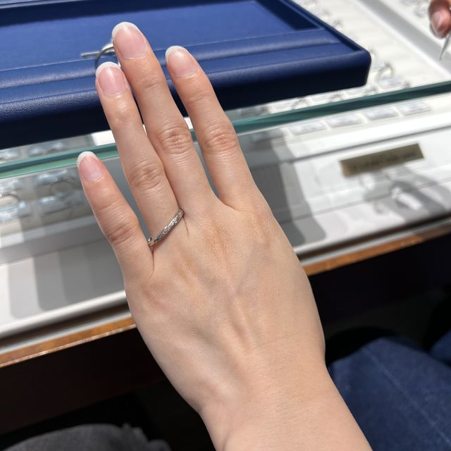 【銀座ダイヤモンドシライシの口コミ】 指輪のデザインは指につけるとダイヤモンドが一面に見えるようなデザイン…