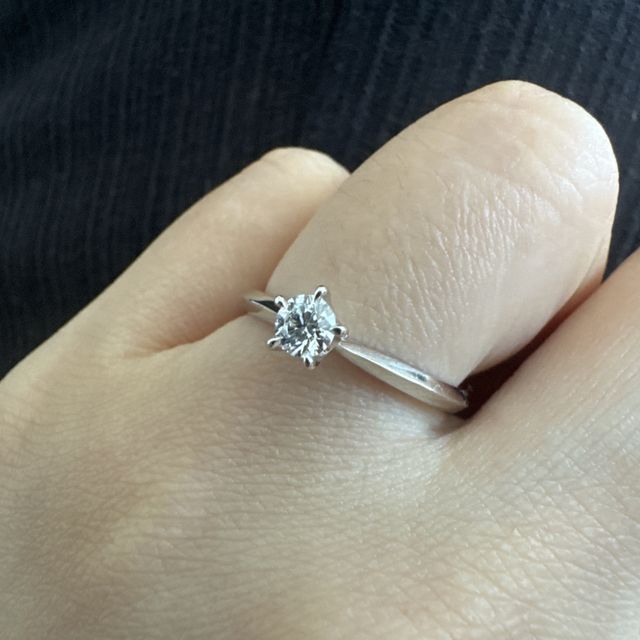 【ケイウノ ブライダル(K.UNO BRIDAL)の口コミ】 フレーム部分が華奢なデザインな為、石が比較的大きく見えます。
五角形の…