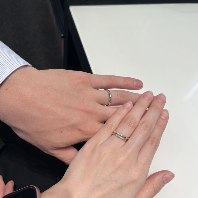 【ROYAL ASSCHER(ロイヤル・アッシャー)の口コミ】 価格は2人合わせて25万程で検討していました。ダイヤモンドの付き方が似た…