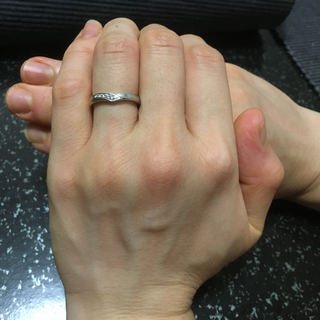 【4℃ BRIDAL(ヨンドシーブライダル)の口コミ】 仕事の時に身につけていられるようにあまりキラキラしていないvラインの指…