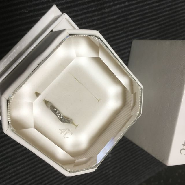 【4℃ BRIDAL(ヨンドシーブライダル)の口コミ】 仕事の時に身につけていられるようにあまりキラキラしていないvラインの指…